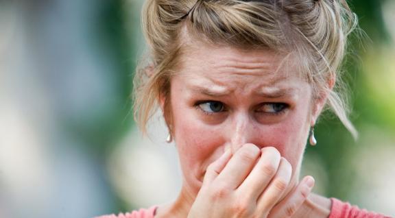 Webinar Geur 290421_Vrouw knijpt neus dicht