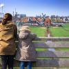 vrouw en kind kijken uit over de weilanden bij de zaanse schans